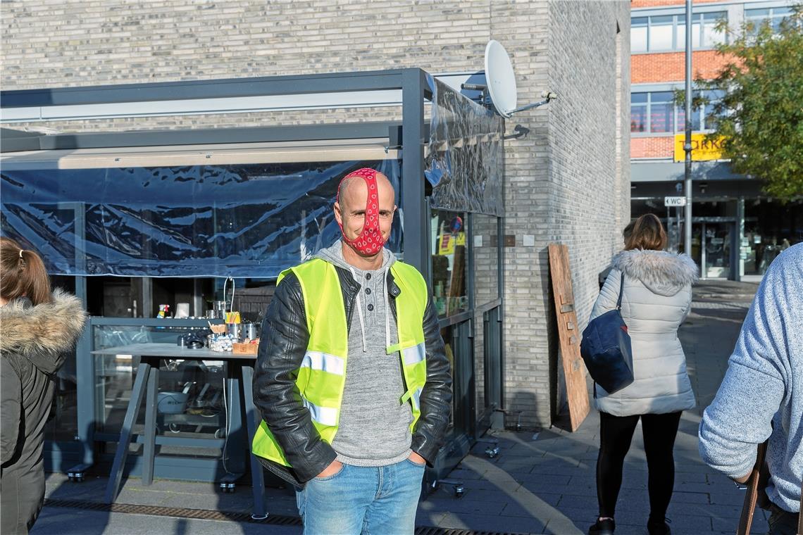 Michael Schieszl (mittleres Foto am Megafon) war auch nicht über alle Demonstrationsteilnehmer glücklich: „Das ist wie im Fußball. Da gibt’s auch echte Fans und Spinner und Chaoten.“ Fotos: J. Fiedler