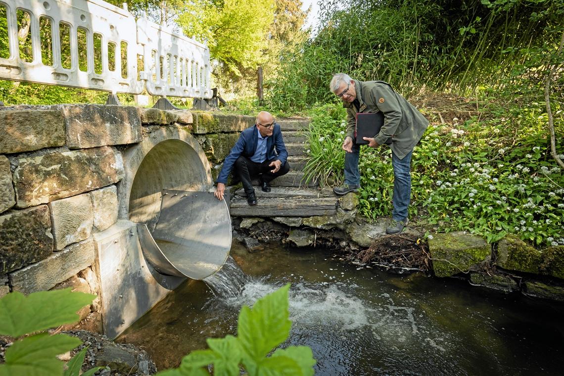 Ausbreitung der Signalkrebse aufhalten Michael Schramm (rechts) und Bürgermeister Bernhard Bühler an der Krebssperre im Rohrbach. Foto: Alexander Becher