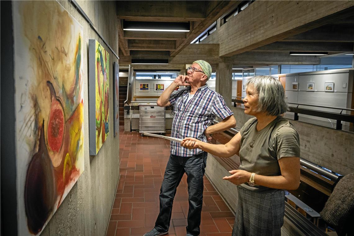 Ausstellung im Landratsamt: Gemeinschaftsbilder und Einzelwerke Michael Stricker (links) und Min Soon Ju justieren gemeinsam Bilder für die Ausstellung im Landratsamt.Fotos: Alexander Becher