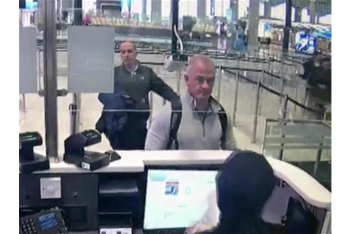 Fluchthelfer von Ex-Autoboss Ghosn müssen ins Gefängnis Michael Taylor (M) 2019 bei der Passkontrolle am Flughafen Istanbul (Bild aus dem Video einer Sicherheitskamera). Foto: Uncredited/DHA/AP/dpa