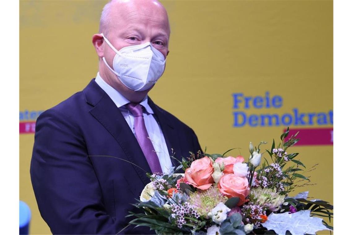 Theurer führt Südwest-FDP in die Bundestagswahl Michael Theurer (FDP) hält bei der Landesvertreterversammlung einen Blumenstrauß in den Händen. Foto: Felix Kästle/dpa