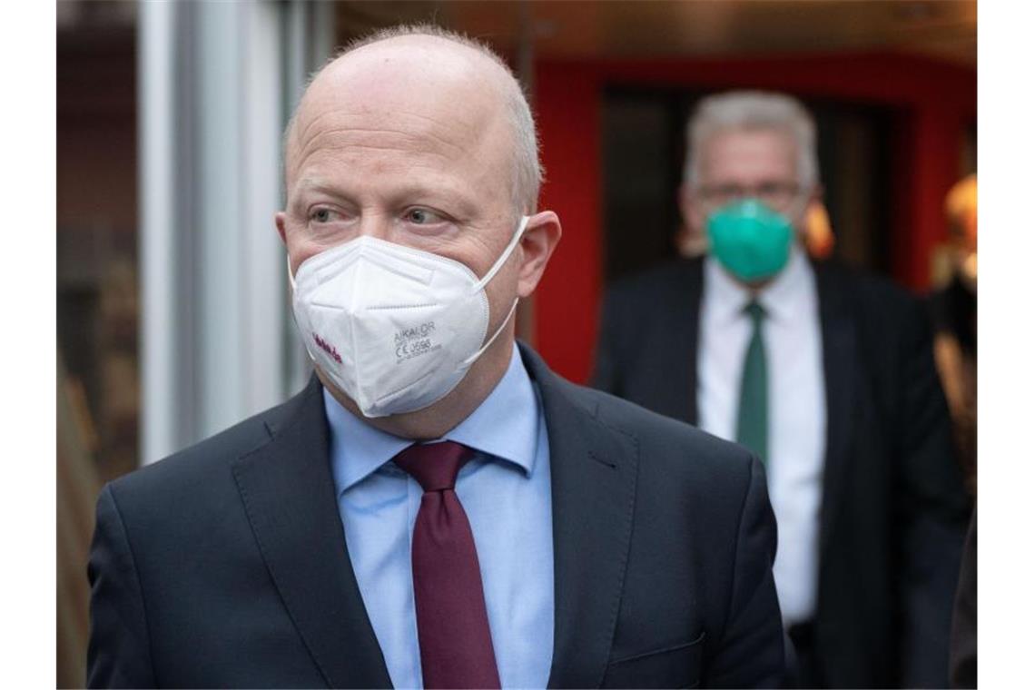 FDP-Landeschef: „Kretschmann sollte Tür für Ampel öffnen“ Michael Theurer (l, FDP) und Winfried Kretschmann (Bündnis 90/Die Grünen). Foto: Marijan Murat/dpa/Archivbild