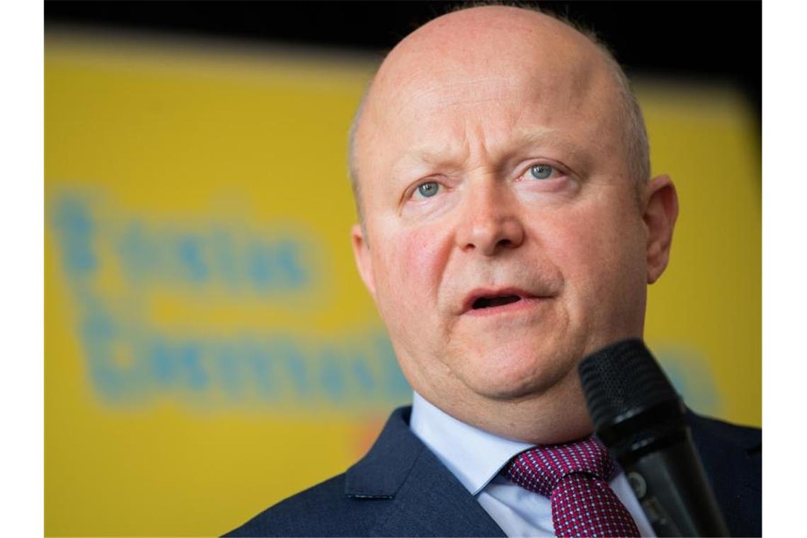 FDP-Chef: „Dramatische Versorgungslage“ bei Schutzkleidung Michael Theurer spricht bei einem Treffen der FDP. Foto: Tom Weller/dpa/Archivbild