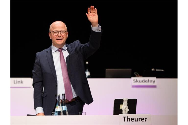 Michael Theurer, Vorsitzender der FDP Baden-Württemberg, winkt. Foto: Christoph Schmidt/dpa/Archivbild