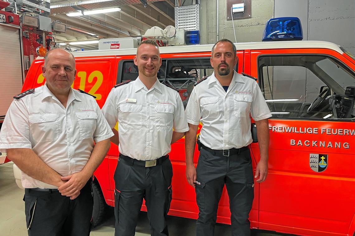Führungsteam der Backnanger Feuerwehr ist wieder komplett Michael Treiber (links) und Marcel Schäfer (Mitte) unterstützen als Stellvertreter den hauptamtlichen Kommandanten Daniel Schwaderer. Foto: Kornelius Fritz