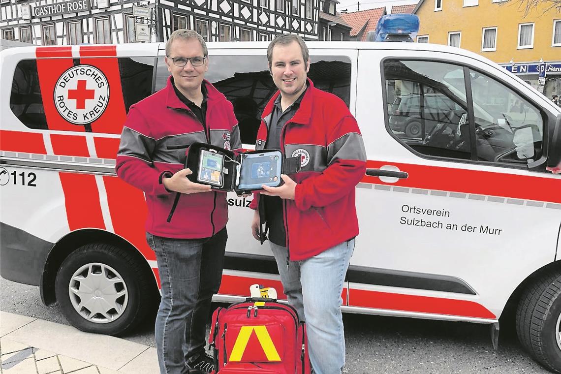 Helfer vor Ort: Ersthelfer aus der Nachbarschaft Michael und Andreas Budig mit Defibrillator und Rettungsrucksack. Foto: DRK Sulzbach
