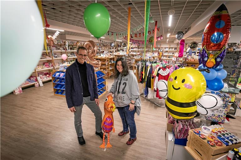 Michael und Reyhan Reegen mit einem laufenden Ballon in ihrem Laden. Einen Großteil ihres Geschäfts macht aber der Großhandel aus.Fotos: A. Becher