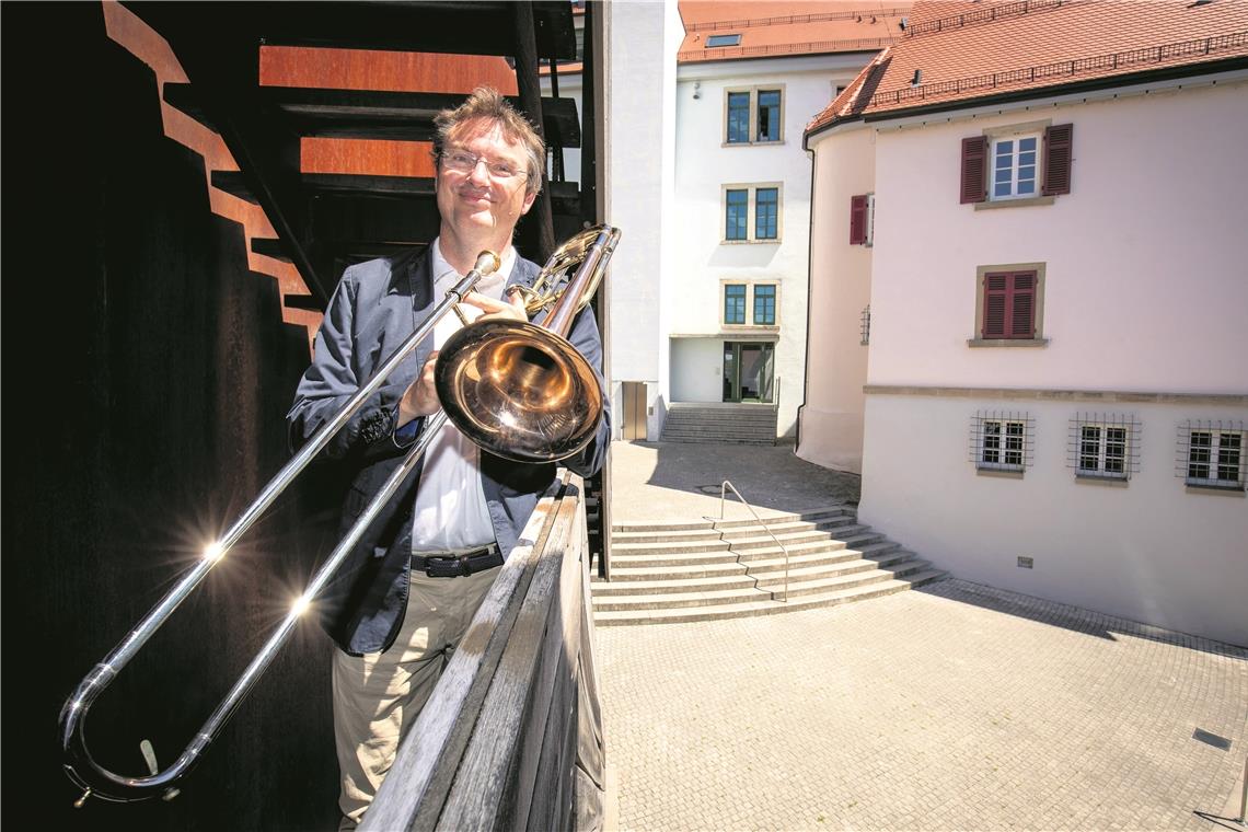Michael Ungers Hauptinstrument ist die Posaune. Seit er die Jugendmusik- und -kunstschule Backnang leitet, sind viele Instrumente hinzugekommen, die an der im Bandhaus beheimateten Schule erlernt werden können, darunter Harfe, Oboe, Fagott und Kontrabass. Foto: A. Becher