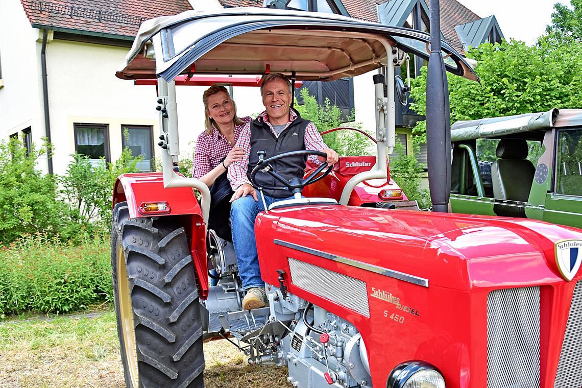 Ein Traktor als Vater-Sohn-Projekt
Michael Wächter aus Allmersbach im Tal und seine Ehefrau präsentieren ihren feuerroten Schlütter Traktor beim 12. Oldtimertreffen in Oppenweiler. Foto: Tobias Sellmaier