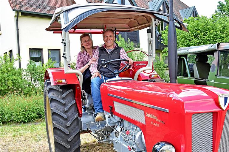 Michael Wächter aus Allmersbach im Tal und seine Ehefrau präsentieren ihren feuerroten Schlüter Traktor beim 12. Oldtimertreffen in Oppenweiler. Foto: Tobias Sellmaier
