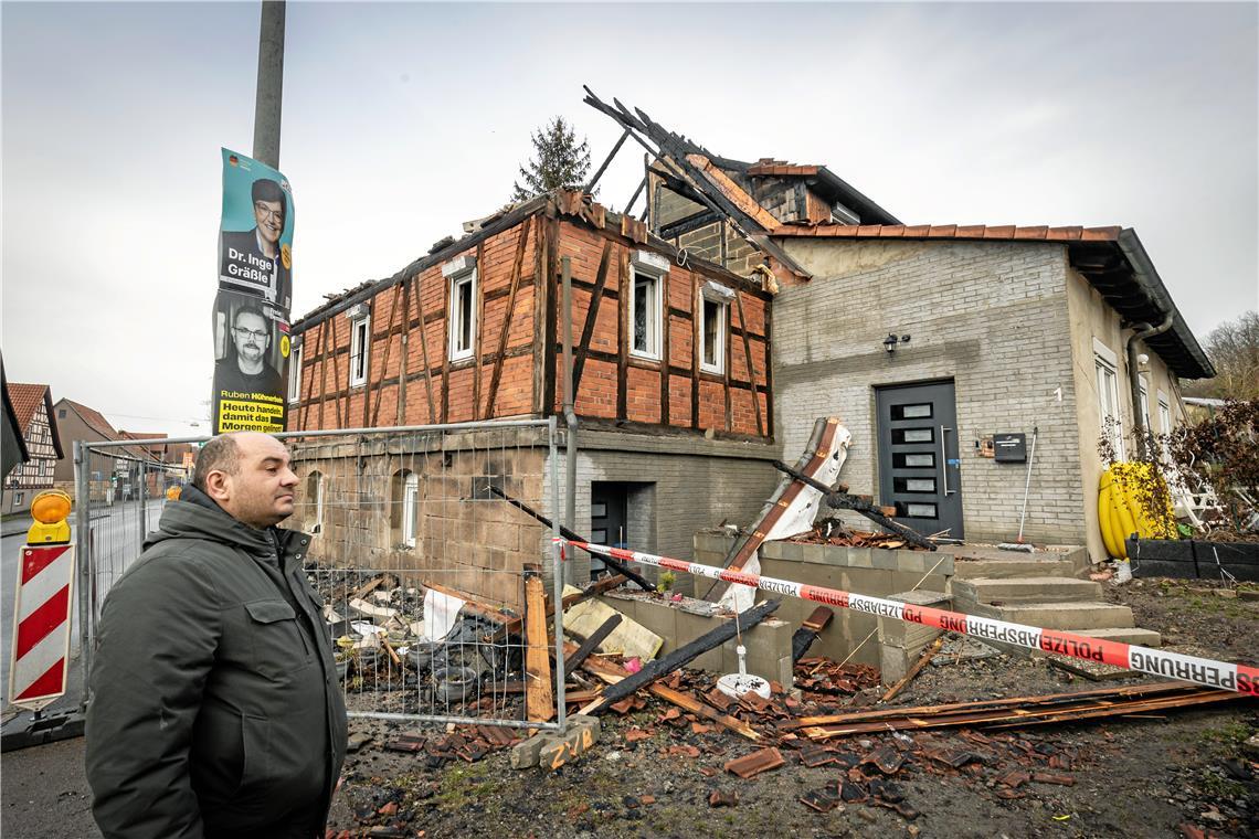 Auf das Inferno folgt in Bartenbach die Unsicherheit Michael Wagner steht noch immer fassungslos vor der abgesperrten und einsturzgefährdeten Brandruine in Bartenbach. Was das Feuer vom Zuhause und von den persönlichen Habseligkeiten der Familie übrig gelassen hat, ist nun der Witterung ausgesetzt. Foto: Alexander Becher