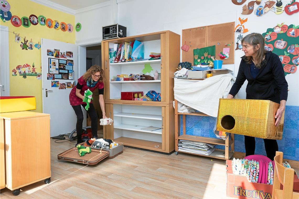 Michaela Genthner (links) und Ursula Jaudes-Göz packen zusammen, die Montessori-Gruppen in Auenwald werden aufgelöst. Foto: J. Fielder