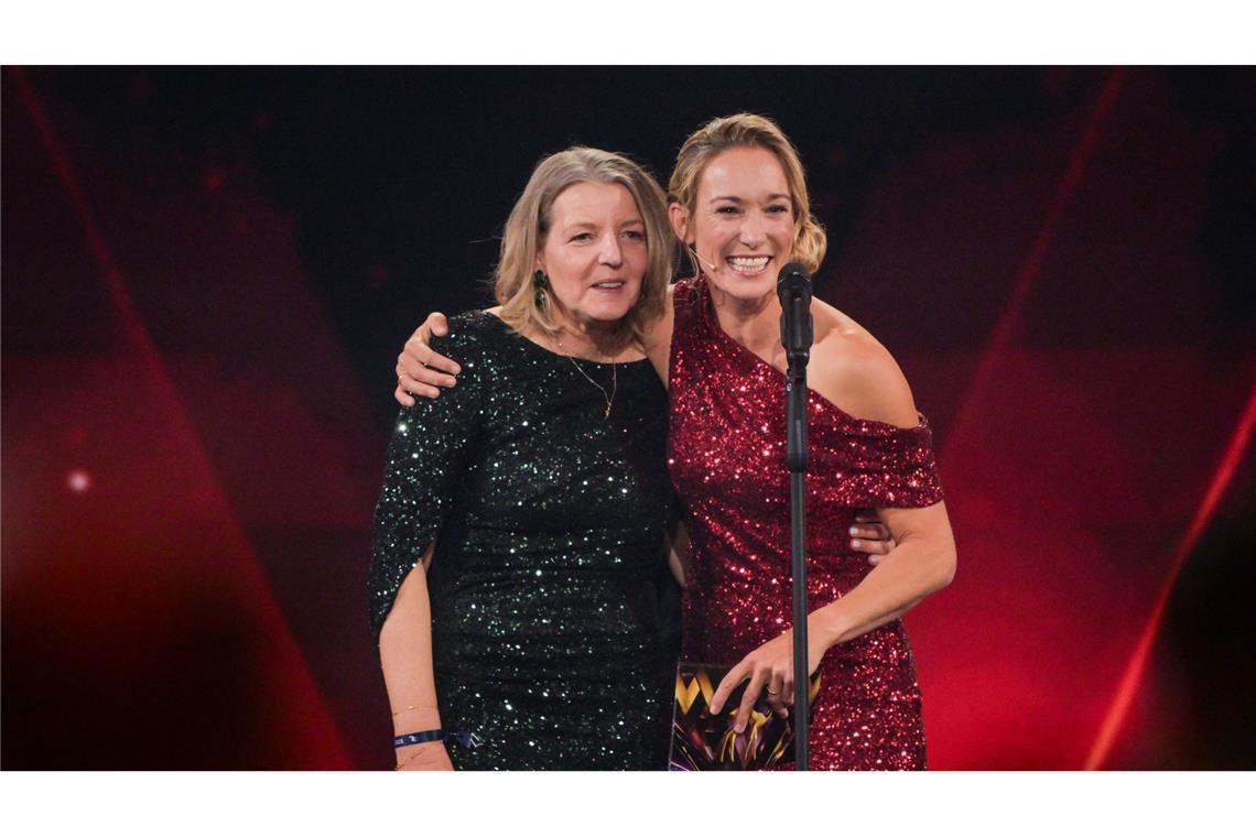 Michaela Schubert steht mit Christine Theiss (r) während der 77. Bambi-Verleihung in den Bavaria Filmstudios. Schubert hat einen BAMBI in der Kategorie Stille Helden erhalten.