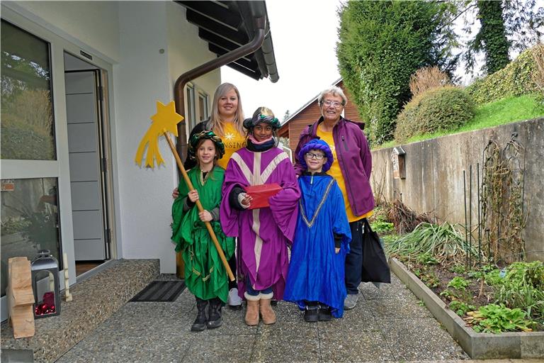 Michaela Sleziona und Christine Kleinhans (rechts) begleiten die Sternsinger Nathalie (mit Stern) und Vincent Sleziona und Isabella Sunny (Mitte) durch Kirchberg an der Murr. Die Gruppe ist seit Dienstag und noch bis morgen in der Gemeinde unterwegs. Foto: Horst Steven