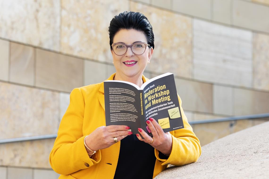 Online-Meetings folgen eigenen Gesetzen Michaela Stach leitet die Akademie für systemische Moderation und hat nun ihr zweites Fachbuch herausgebracht. Foto: Susanne Hauber