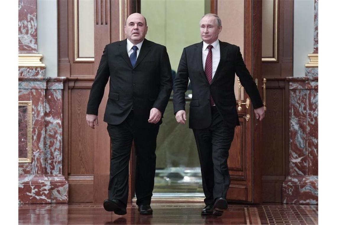 Michail Mischustin (l) hat im Beisein von Wladimir Putin sein neues Kabinett vorgestellt. Foto: Alexei Nikolsky/Pool Sputnik Kremlin/AP/dpa