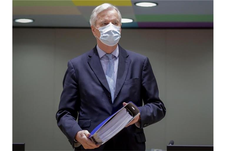 Michel Barnier, EU-Chefunterhändler für den Brexit, mit dem Brexit-Handelsabkommen. Foto: Olivier Hoslet/Pool EPA/AP/dpa