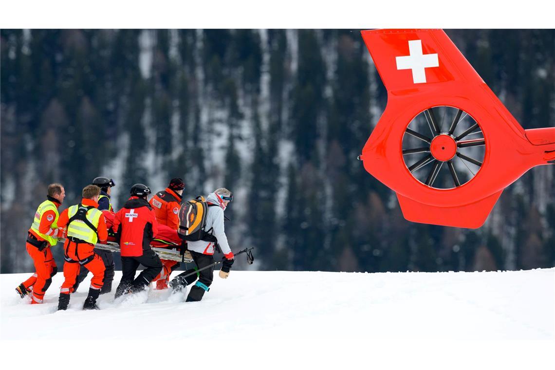 Michelle Gisin wird nach ihrem Sturz in St. Moritz zum Rettungshubschrauber gebracht.