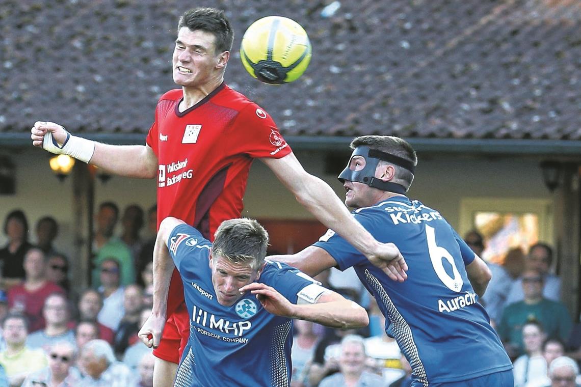 Michl Bauer ist mit seiner Kopfballstärke zum einen ein wichtiger Faktor in Backnangs Defensive, zum anderen sorgt der 20-Jährige nach Eckbällen und Freistößen für Torgefahr. Foto: A. Becher