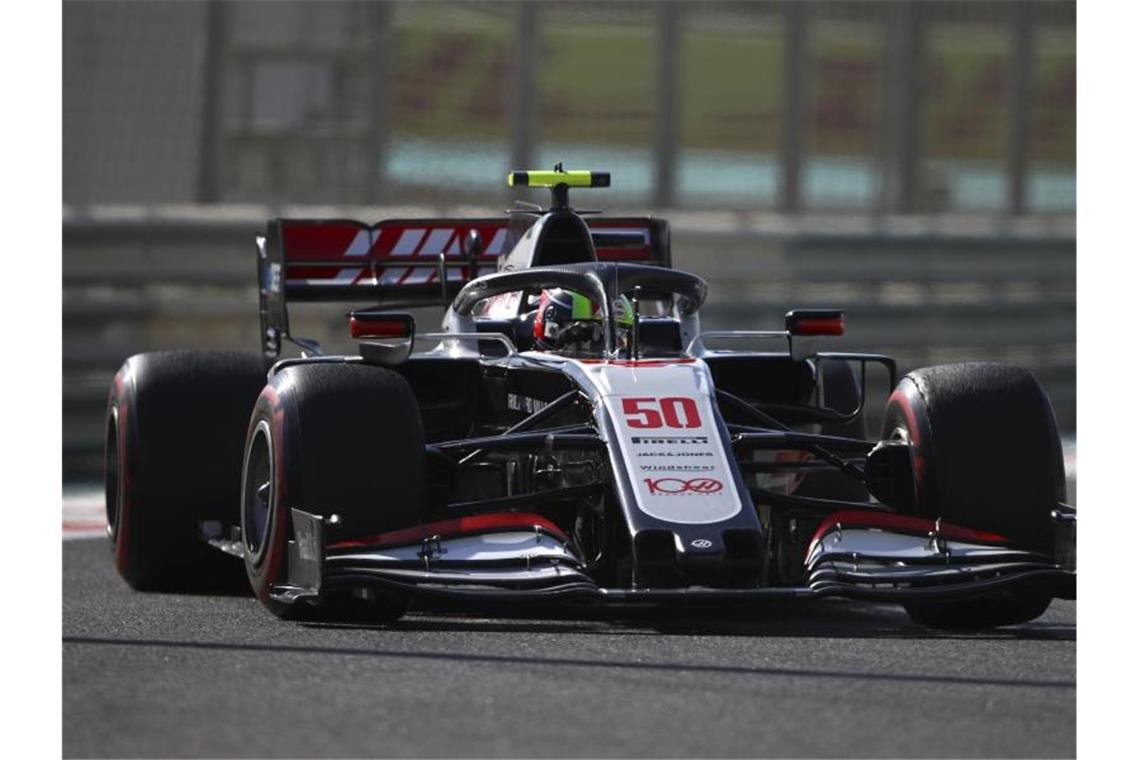 Schumacher startet F1-Karriere - „Super Job“ bei Premiere Mick Schumacher fuhr erstmals im Training für Haas. Foto: Brynn Lennon/Pool Getty/AP/dpa