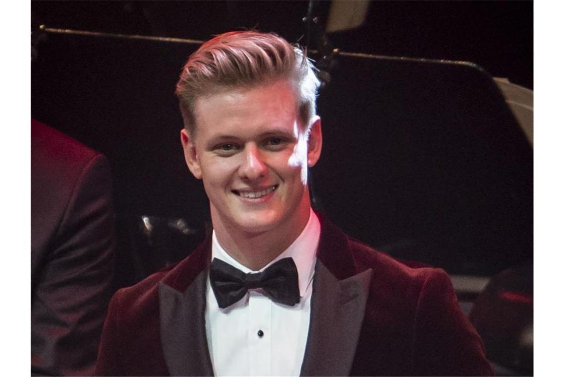 Auf den Spuren des Vaters: Ehrung für Mick Schumacher Mick Schumacher hält den Pegasos-Preis in der Kategorie „Sportler mit Herz“ in den Händen. Foto: Frank Rumpenhorst/dpa