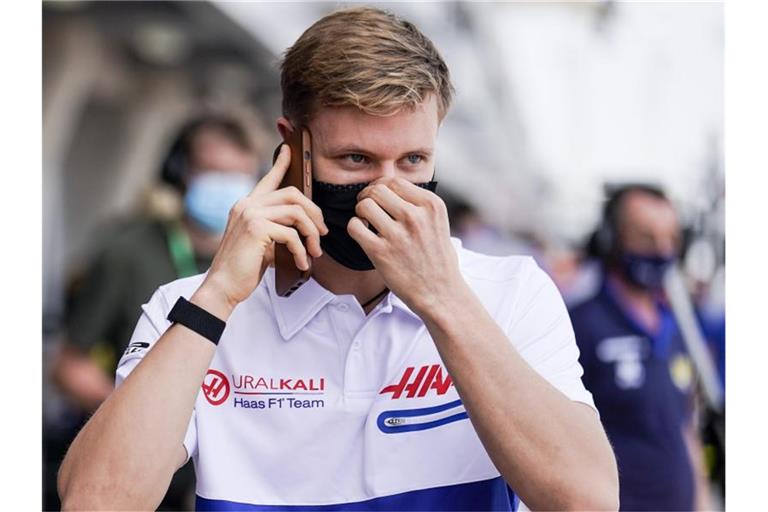 Mick Schumacher im Fahrerlager des Bahrain International Circuit. Foto: James Gasperotti/ZUMA Wire/dpa
