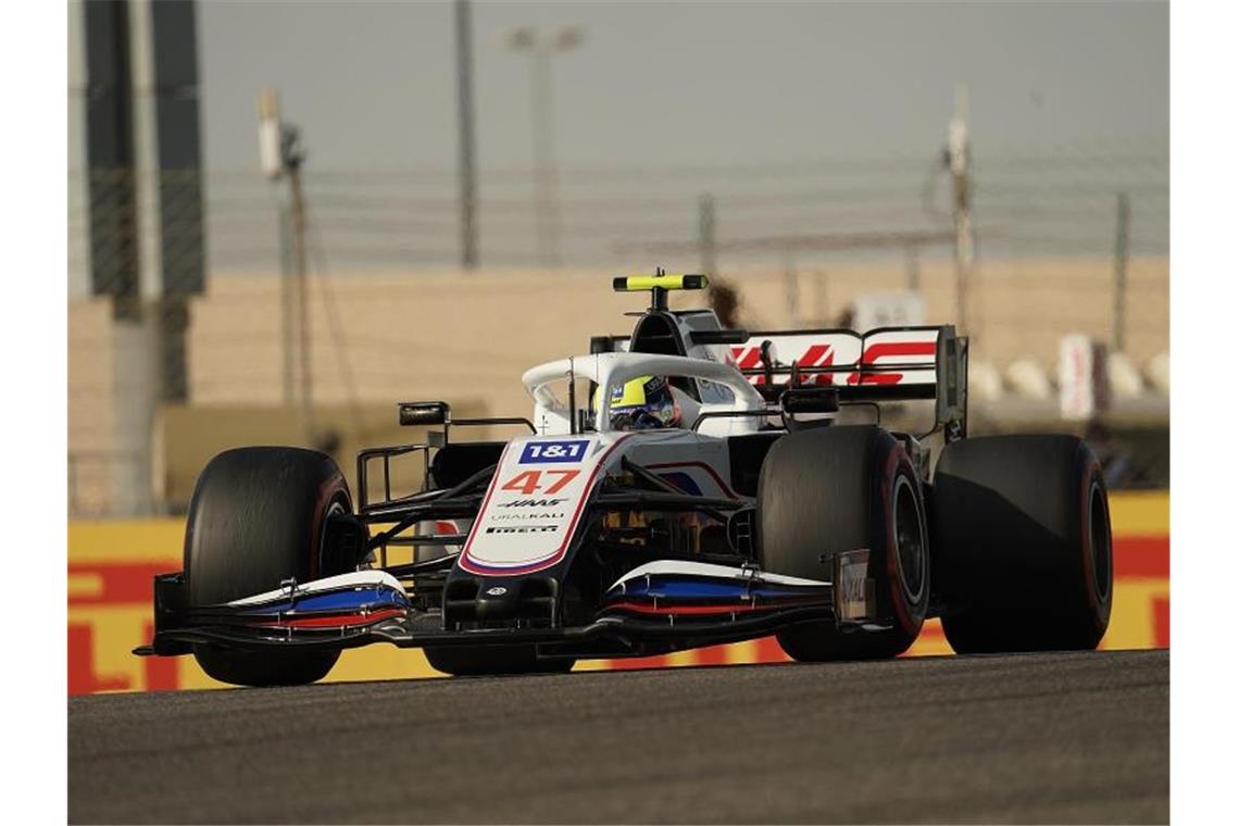 Verstappen auf Pole - Vettel und Schumacher früh raus Mick Schumacher im Haas-Boliden auf der Strecke von Bahrain. Foto: Hasan Bratic/dpa