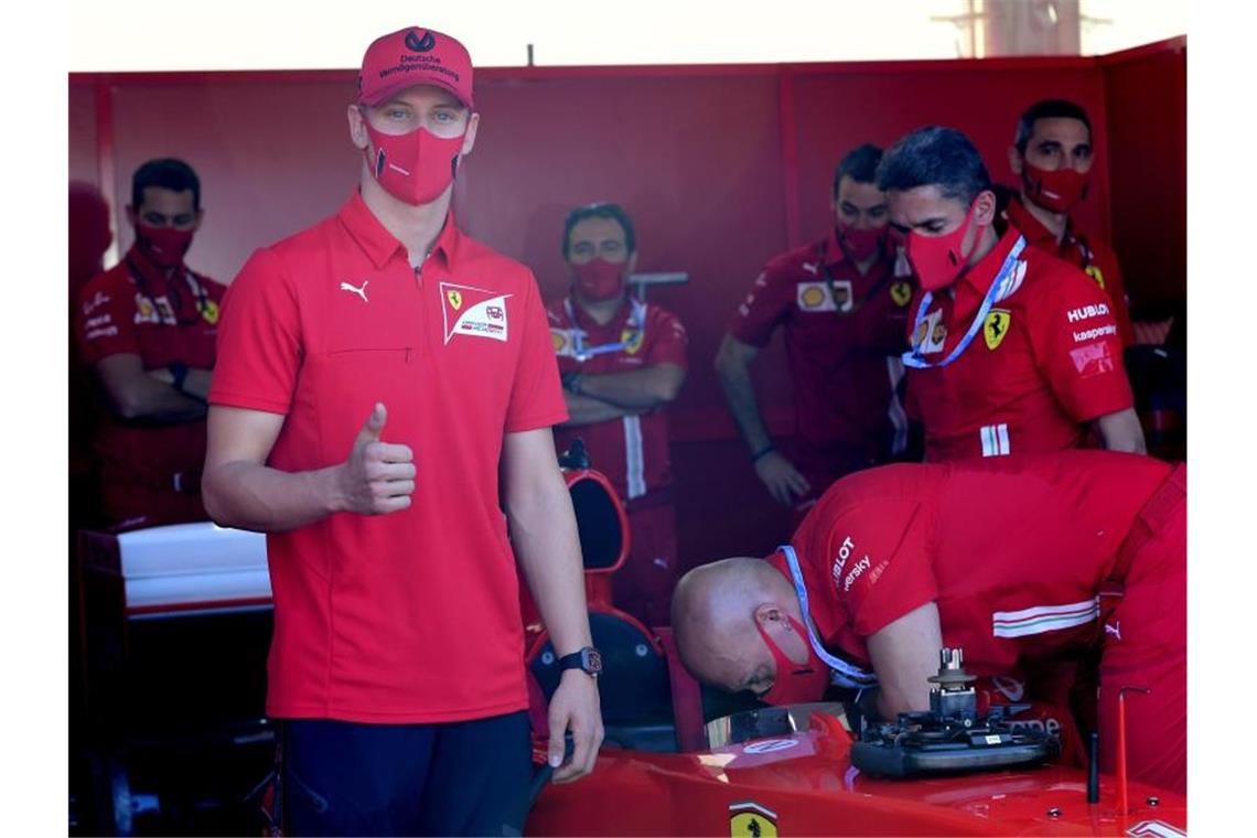 Schumacher im Ferrari seines Vaters - Führung in Formel 2 Mick Schumacher (l) besucht die Box von Ferrari. Foto: Jennifer Lorenzini/Pool Reuters/AP/dpa