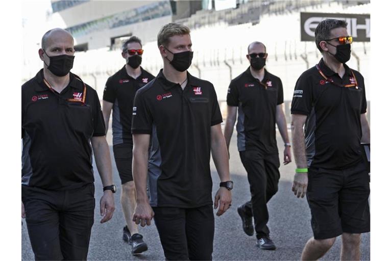 Mick Schumacher (M) bei der Streckenbegehung mit dem Team Haas in Abu Dhabi. Foto: Kamran Jebreili/AP/dpa