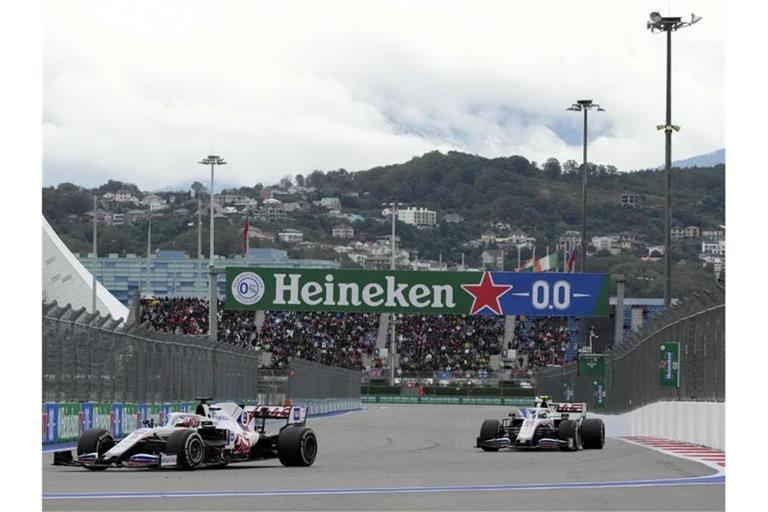 Mick Schumacher (r) musste seinen Haas-Rennwagen vorzeitig abstellen. Foto: Sergei Grits/AP/dpa