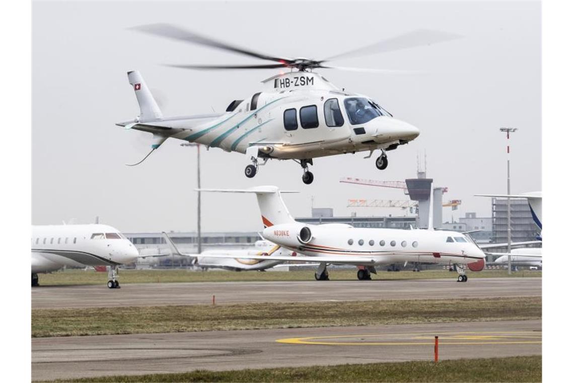 Microsoft-Gründer Bill Gates wird im Helikopter zum Weltwirtschaftsforum eingeflogen. Foto: Ennio Leanza/KEYSTONE