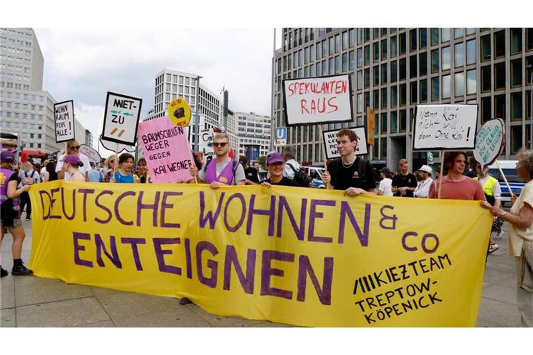 Mietendemo in Berlin vor zwei Jahren: Die Deutsche Wohnen unterhält in Berlin mehr als 100 000 Wohnungen. Das Unternehmen gehört zum größten Teil dem Immobilienkonzern Vonovia, daneben der WGP Legal Holdings Limited, die auf den Cayman Islands beheimatet ist.