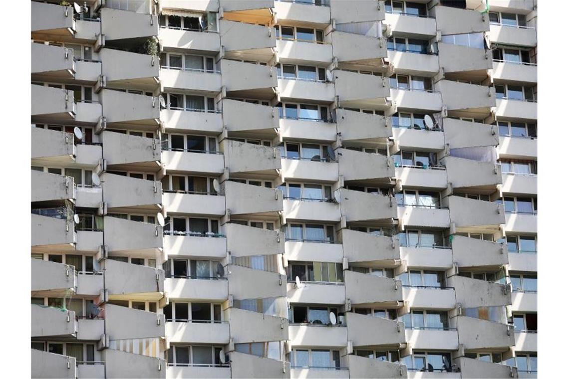 Streit um bezahlbares Wohnen geht weiter Mieterhaushalte in Deutschland zahlen nach Angaben von Eigentümerverbänden trotz der Corona-Krise grundsätzlich weiter verlässlich ihre Miete. Foto: Oliver Berg/dpa
