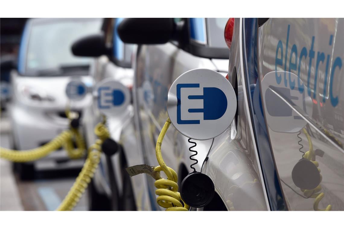 Eine unwahrscheinliche Geschichte über E-Autos Mietwagen werden in Berlin am Potsdamer Platz geladen.