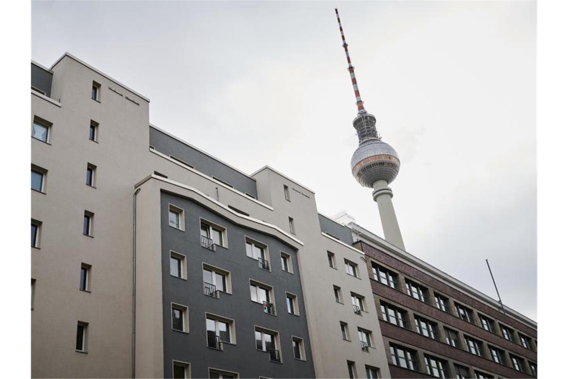 Mietwohnungen in Berlin. Die Bundeshauptstadt will die Mieten für 1,5 Millionen Wohnungen für fünf Jahre einfrieren. Foto: Annette Riedl/dpa