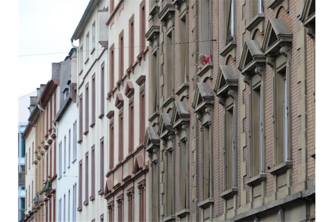 Mietwohnungen in Frankfurt: Haushalte an der Armutsgrenze und Alleinerziehende könnten sich in den meisten Städten keine Wohnung zum Durchschnittspreis mehr leisten. Foto: Arne Dedert