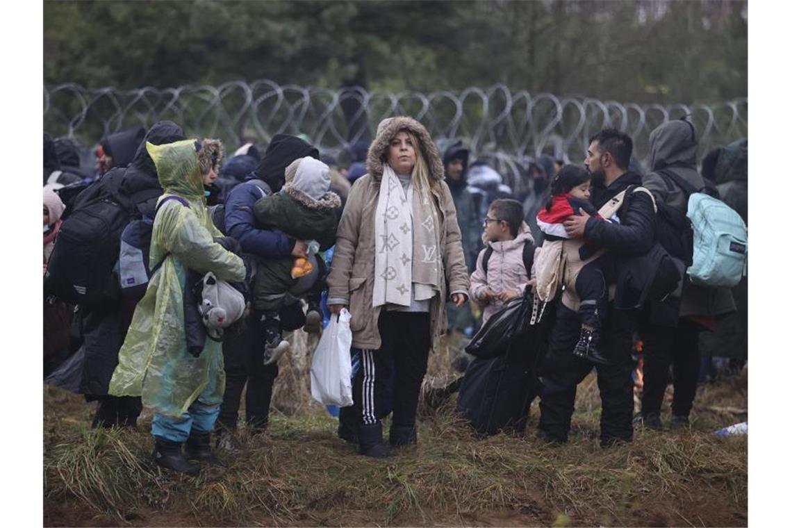 Polens Grenzschutz: Belarus bereitet Sturm der Grenze vor Migranten an der belarussisch-polnischen Grenze. Polen warnt per SMS, Gerüchten über einen angeblich bevorstehenden Transit nach Deutschland zu glauben. Foto: Leonid Shcheglov/BelTA/AP/dpa