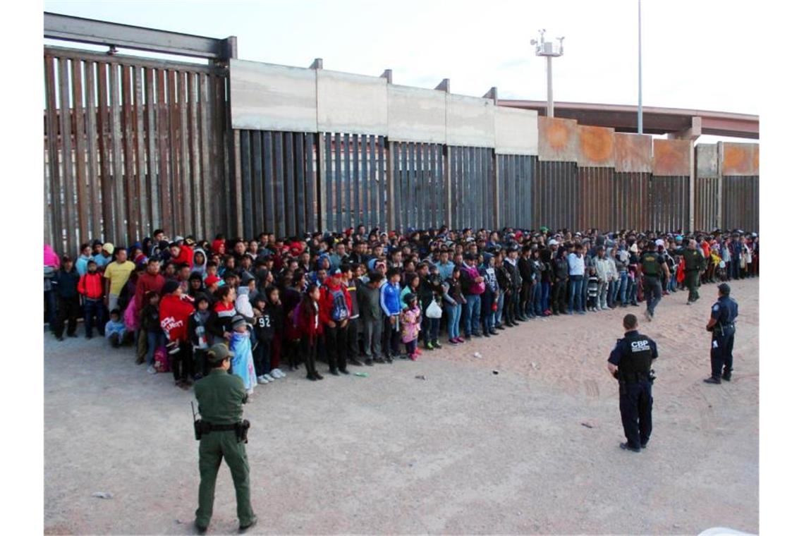 Migranten an der Grenze zwischen den USA und Mexiko. Foto: U.S. Custome and Border Protecti/AP