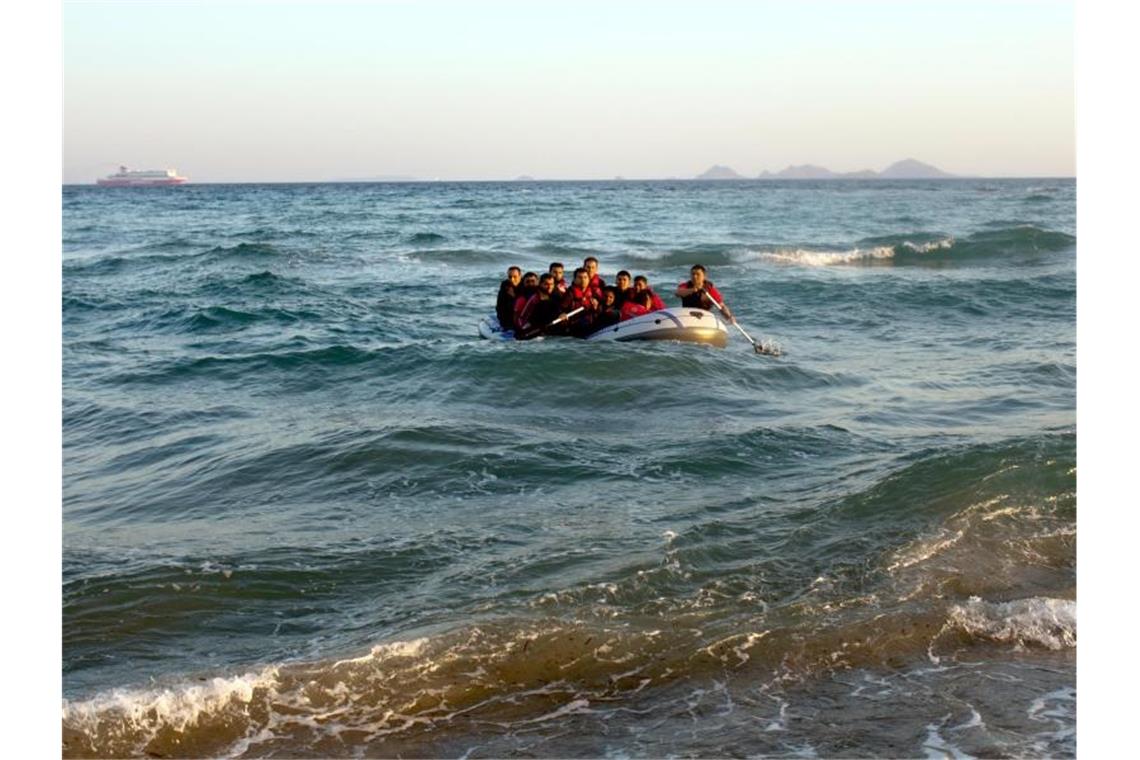 Hunderte Migranten erreichen Griechenland Migranten aus Bangladesch steuern in einem Schlauchboot auf die griechische Insel Kos zu. Foto: Santi Palacios