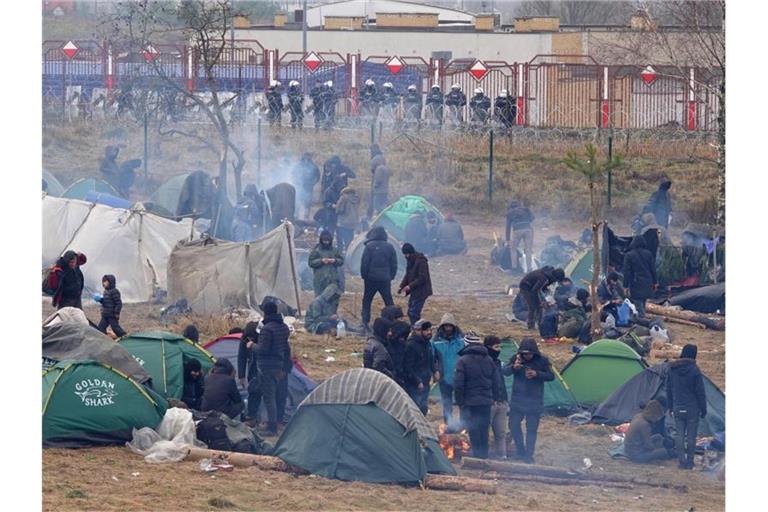 Migranten campieren in der Nähe der Grenze zu Polen. Foto: Ulf Mauder/dpa