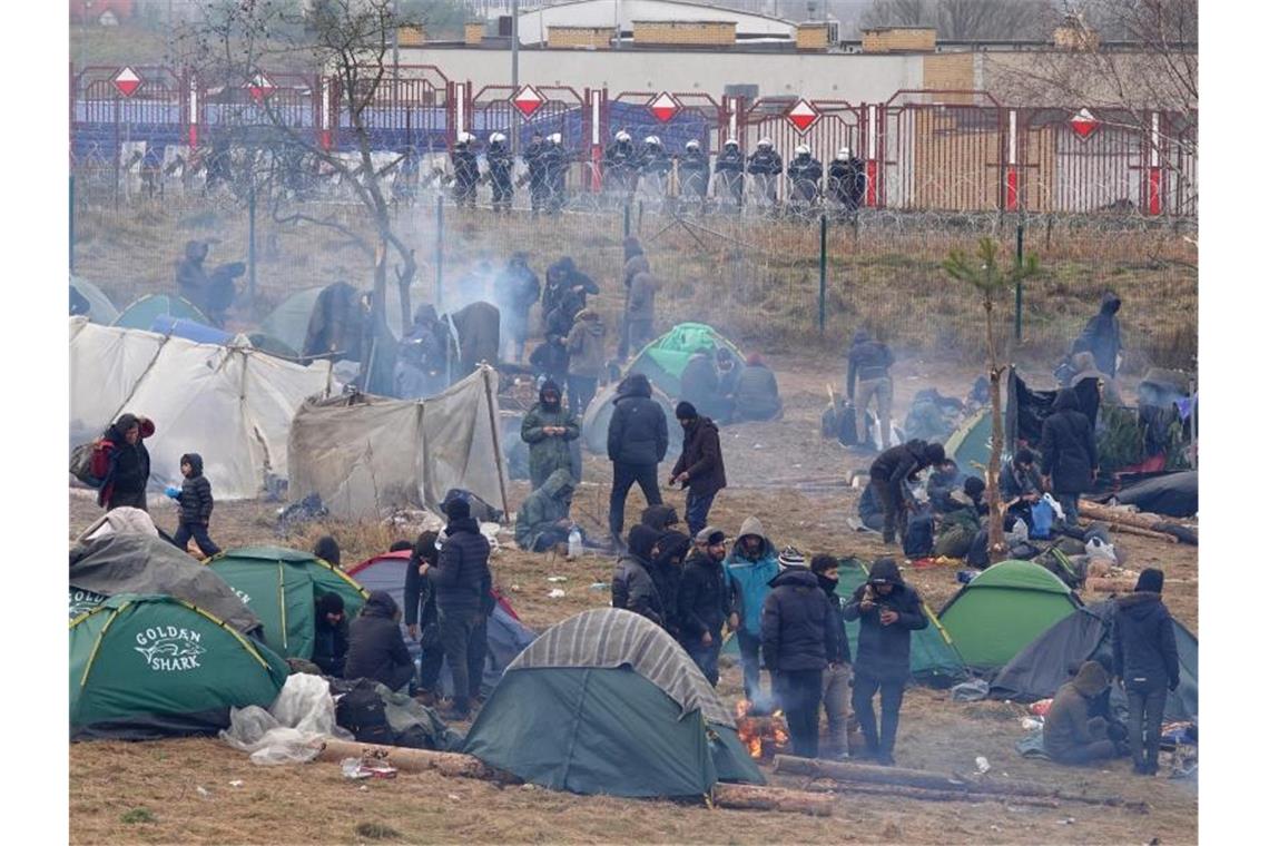 Migranten campieren in der Nähe der Grenze zu Polen. Foto: Ulf Mauder/dpa