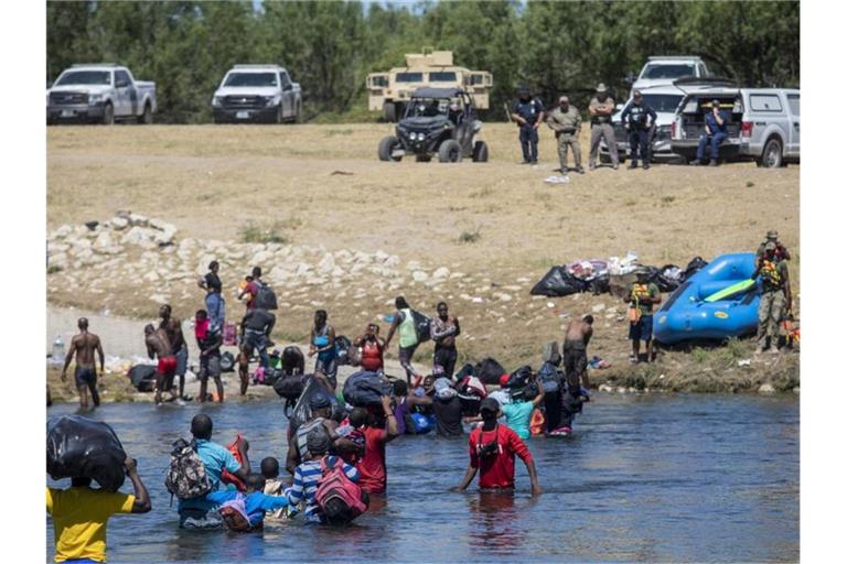 Migranten, die meisten aus Haiti, überqueren den Rio Grande von Ciudad Acuña, Mexiko, in Richtung Del Rio, Texas. Foto: Felix Marquez/AP/dpa