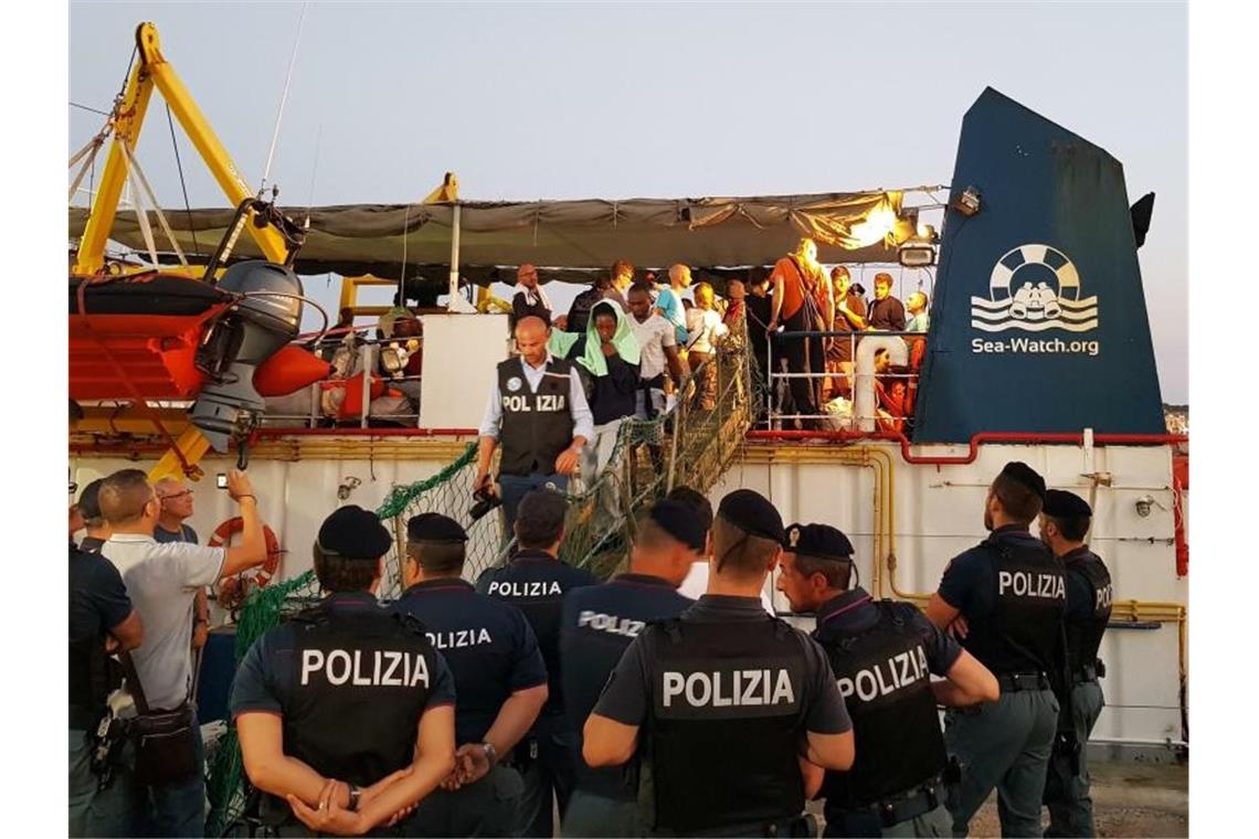 Migranten durften die „Sea-Watch 3“ verlassen. Foto: Elio Desiderio/ANSA