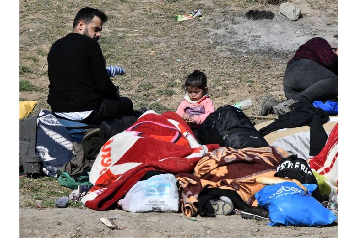 Migranten halten sich an der griechisch-türkischen Grenze auf. Foto: Xu Suhui/XinHua/dpa