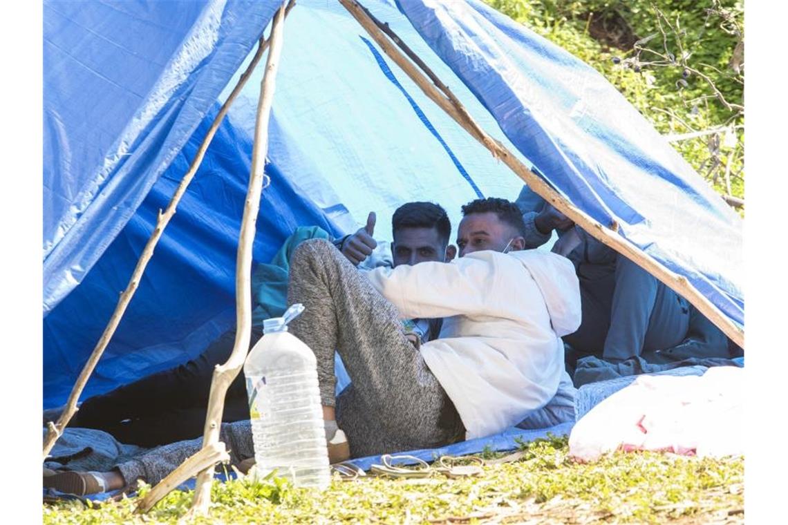 Migranten in einem Zelt im Lager Las Raices in La Laguna auf Teneriffa. Foto: Europa Press/EUROPA PRESS/dpa