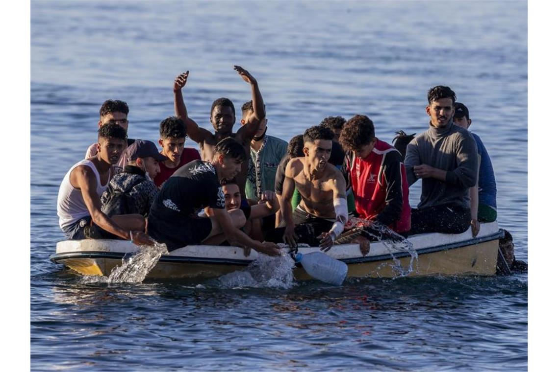 Sánchez nach Abschiebung von 5600 Migranten am Pranger Migranten kommen in der spanischen Enklave Ceuta an. Foto: Bernat Armangue/AP/dpa