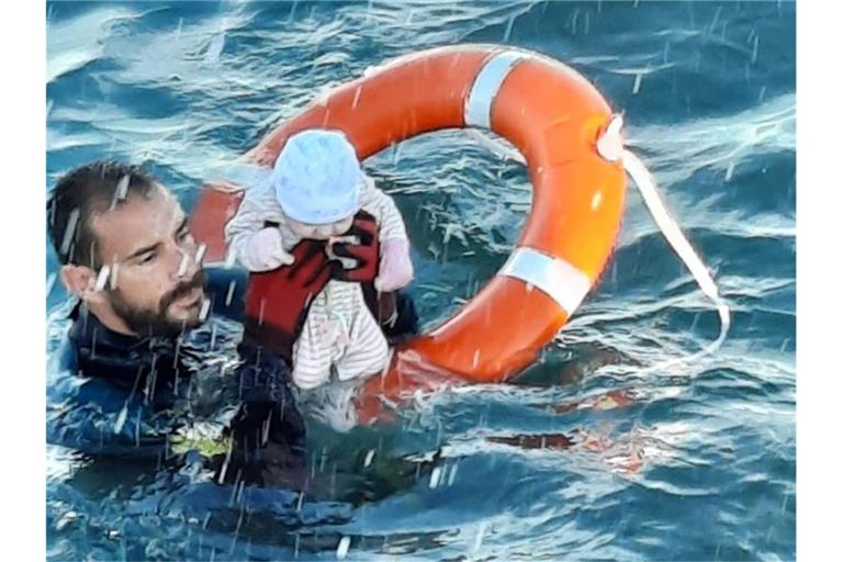Migranten-Krise: Juan Francisco Valle, Taucher der spanischen Polizeieinheit Guardia Civil, rettet ein Baby. Foto: ---/Guardia Civil/dpa