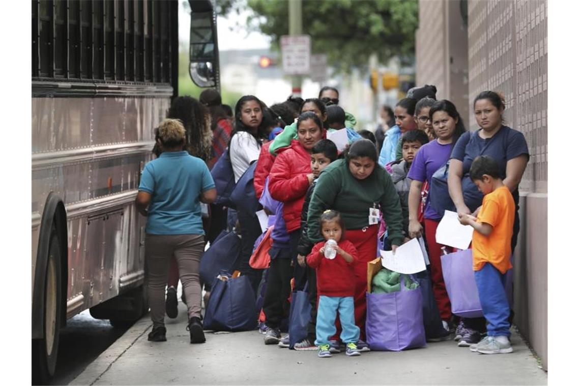 Migranten mit Kindern vor einer texanischen Haftanstalt. Foto: Bob Owen/The San Antonio Express-News/AP