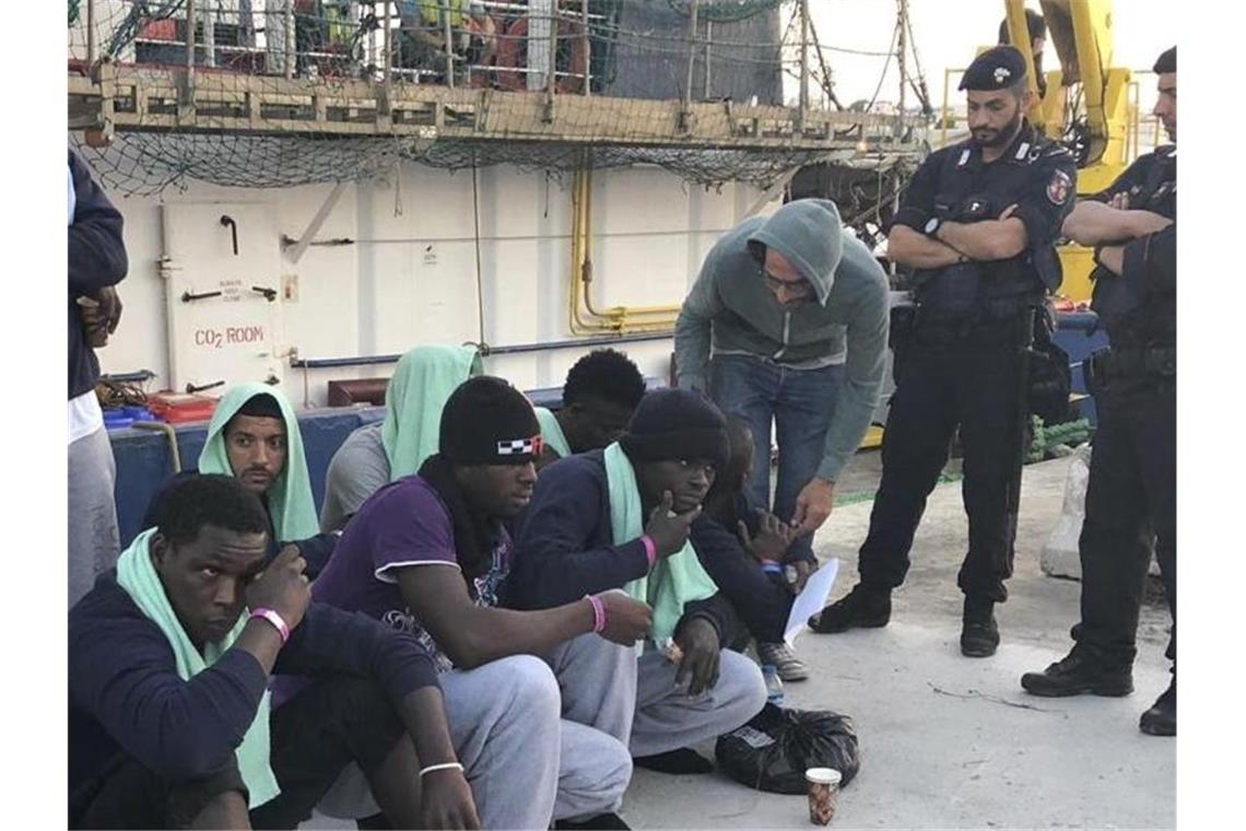 Migranten nach Verlassen der „Sea-Watch 3“ im Hafen von Lampedusa. Foto: Annalisa Camilli/AP