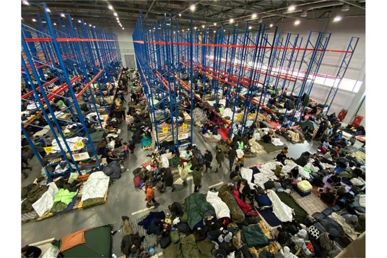 Migranten sind in einem belarussischen Grenzort in einer Notunterkunft untergebracht. Foto: Ulf Mauder/dpa